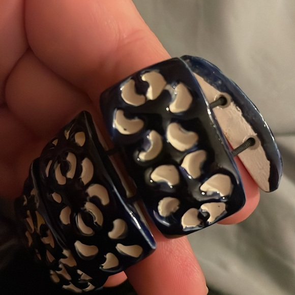 Hand Crafted ceramic beaded stretch bracelet navy blue and white floral EUC - Picture 4 of 5